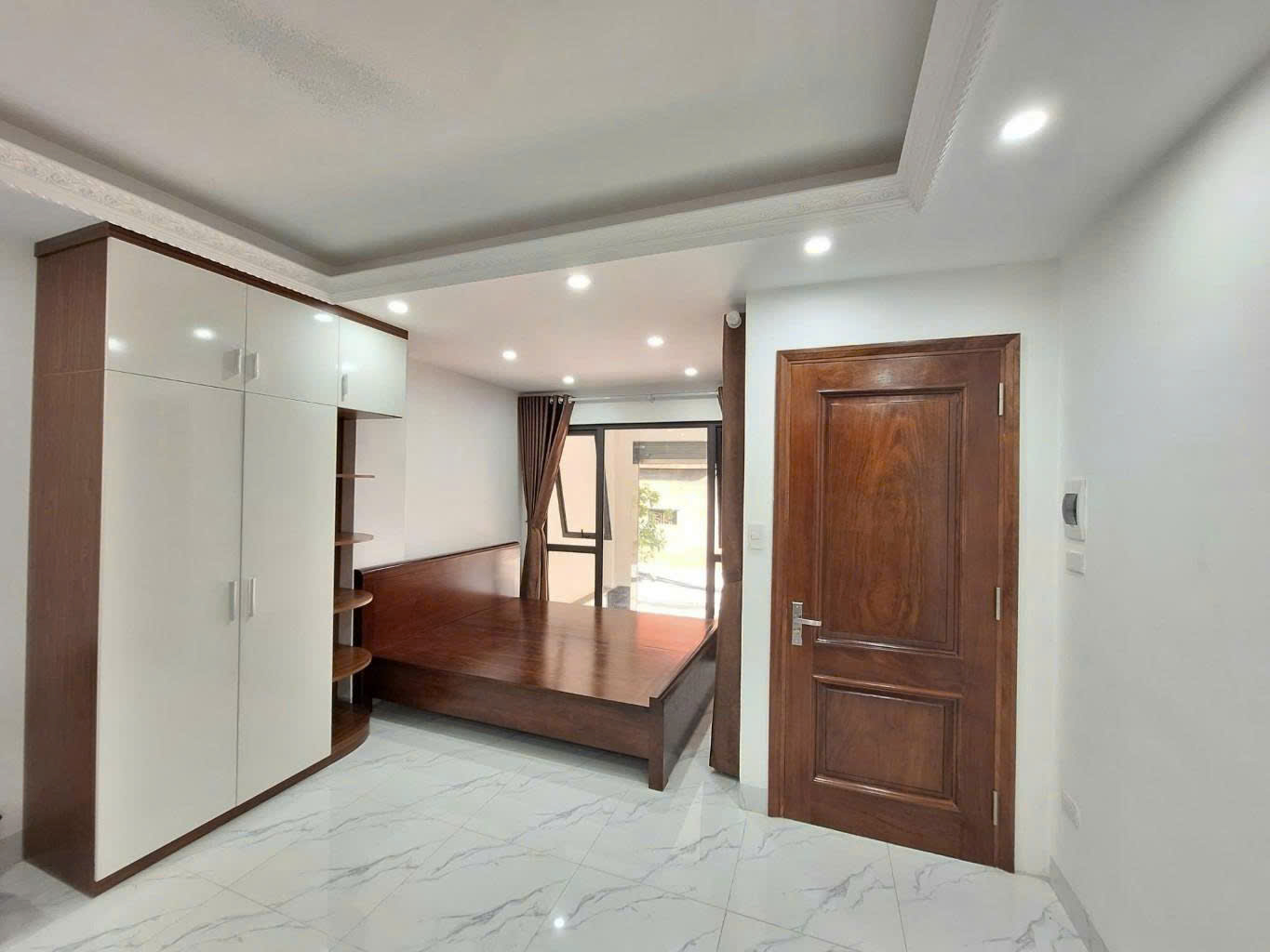 Bán tòa CCMN Tân Mai 90m x 8 tầng thang máy, Doanh thu trên 1 Tỷ/ năm. Ô tô kinh doanh DT. Giá hơn 21 tỷ